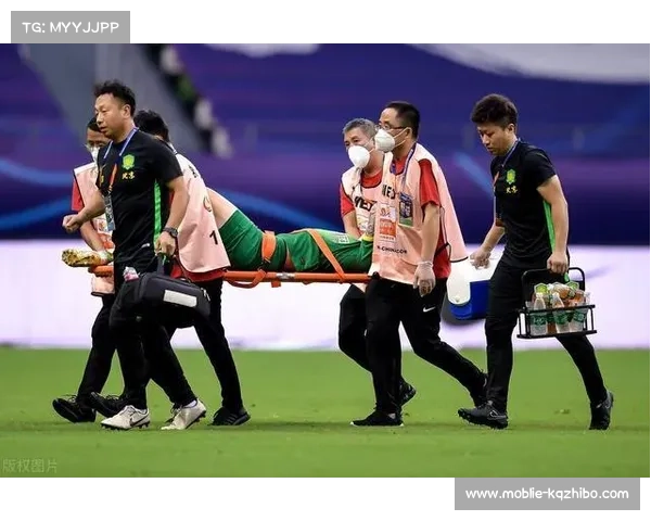 四片场地同时开战，运动员全力以赴展现刚劲有力动作