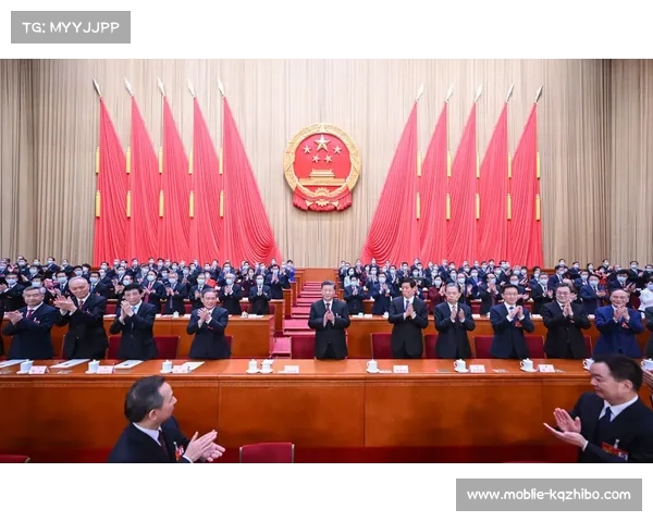 “柳文龙跨界胜利后高举国旗，鄂尔多斯观众起立致敬”